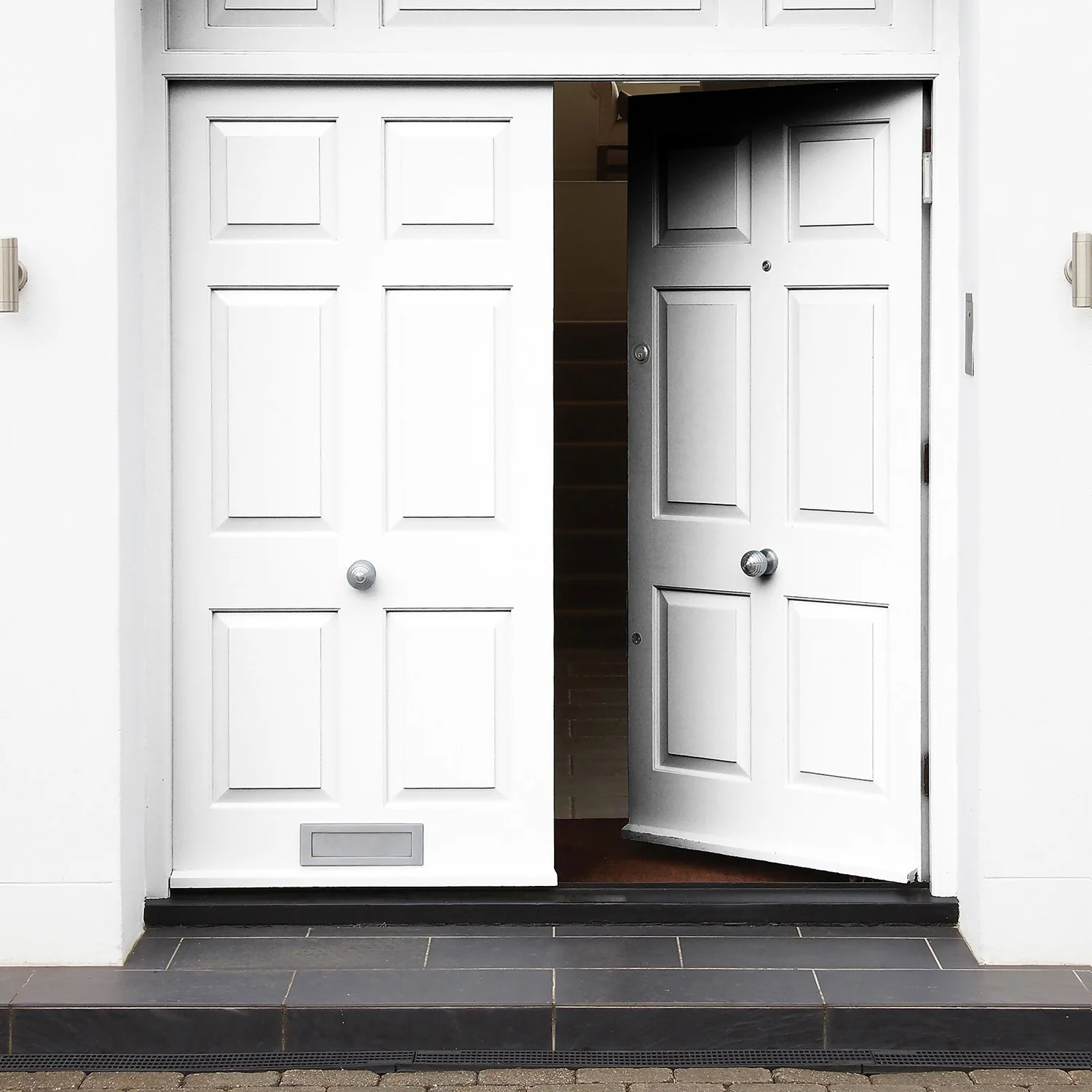 Sandtex® Rapid Dry Satin Paint Pure Brilliant White - 2.5L 4 Sandtex® Rapid Dry Satin Paint Pure Brilliant White - 2.5L - Image 2