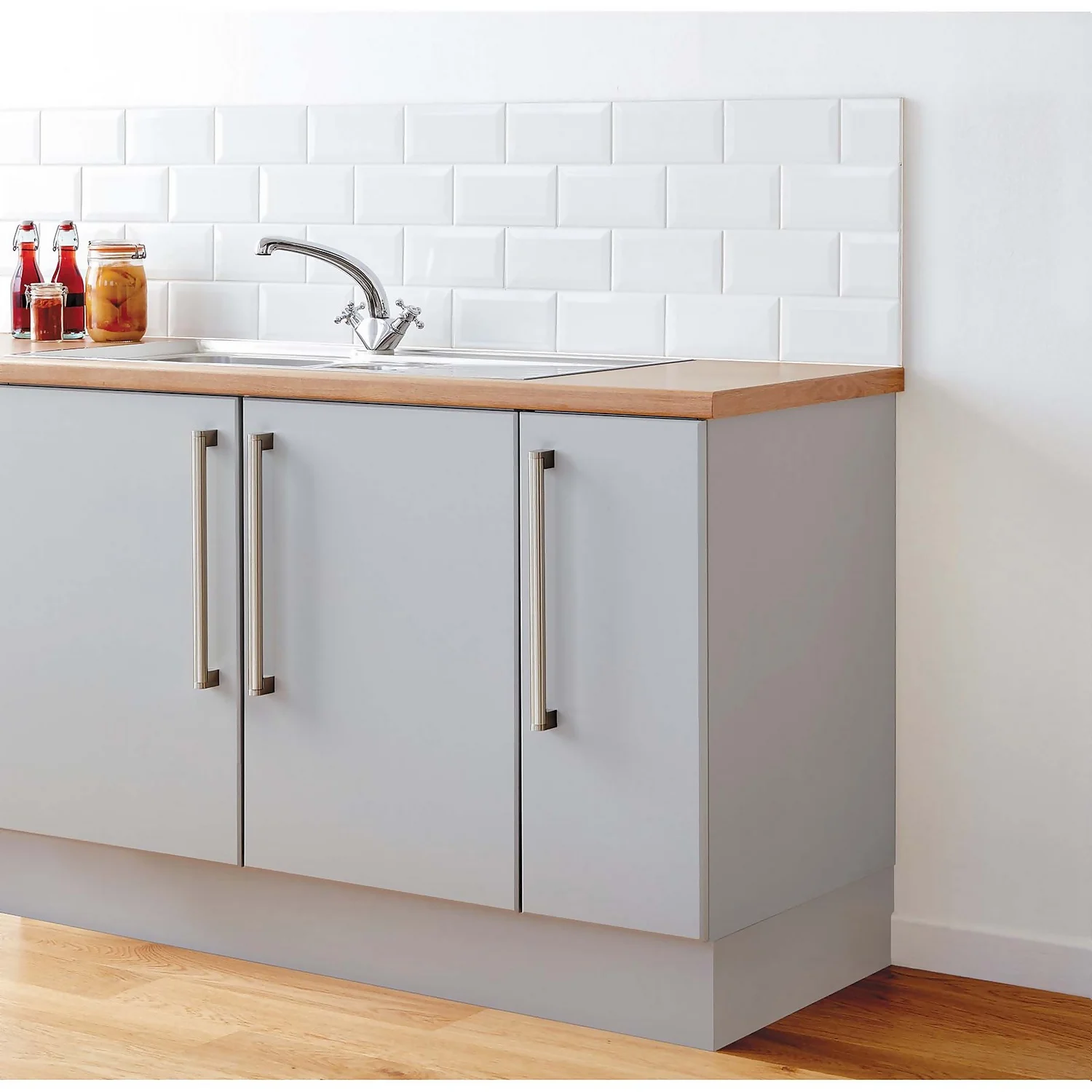 Ronseal One Coat Tile Paint White Gloss - 750ml 6 Ronseal One Coat Tile Paint White Gloss - 750ml - Image 4